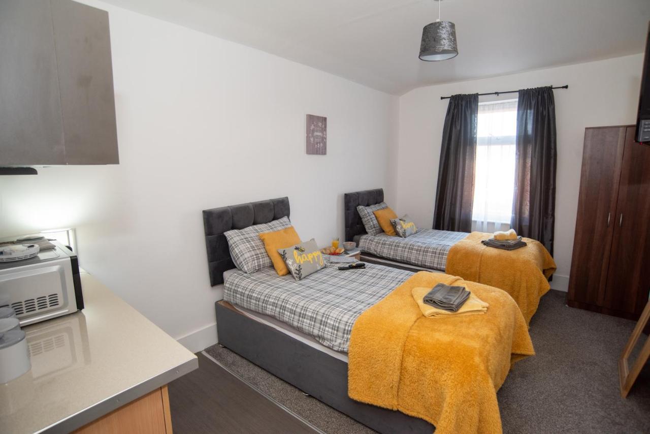 Bentley House With En-Suites Crewe Exteriör bild