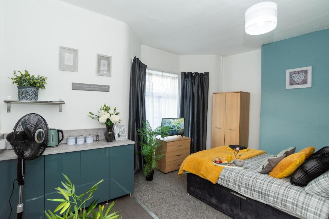 Bentley House With En-Suites Crewe Exteriör bild